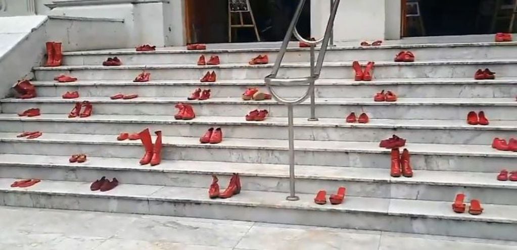 Muestra en las escalinatas de la Corte Suprema bonaerense para visibilizar la ola de femicidios (web).