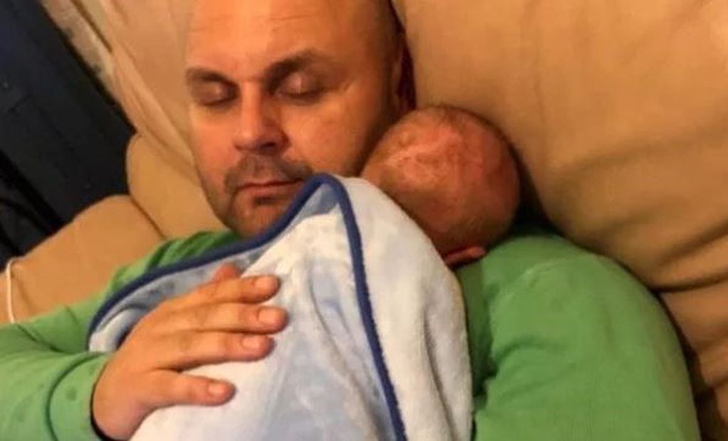 Michael Hollingworth murió mientras descansaba con su bebé en brazos