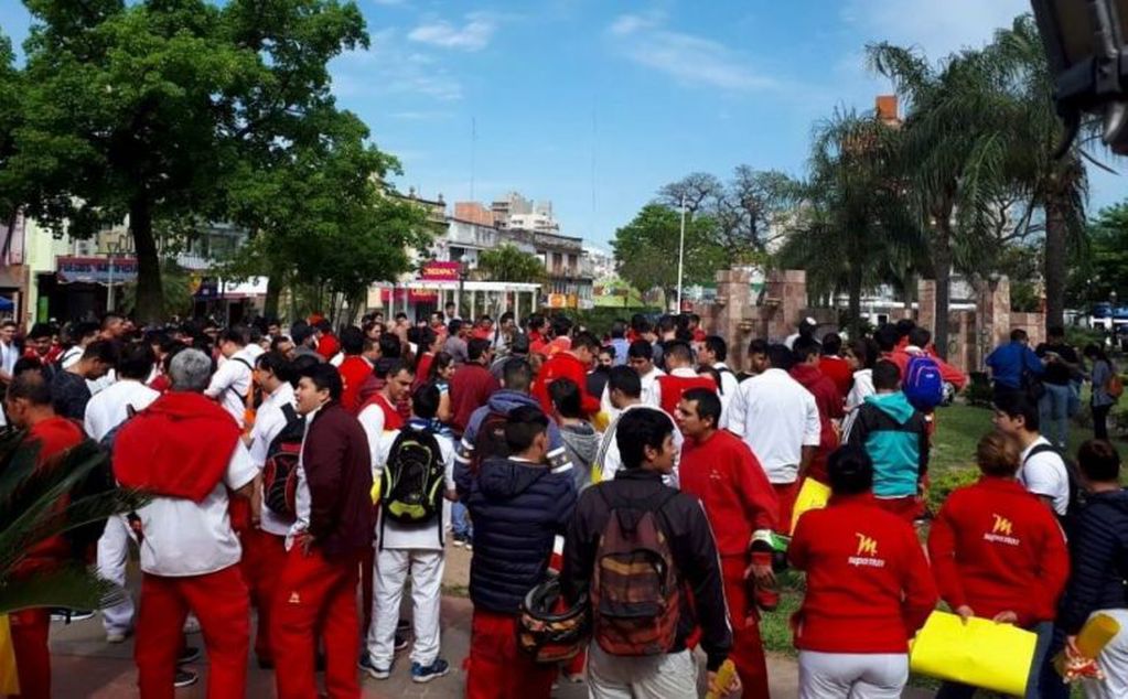 Manifestación de los empleados de Supermax. (Foto: Radio Sudamericana)