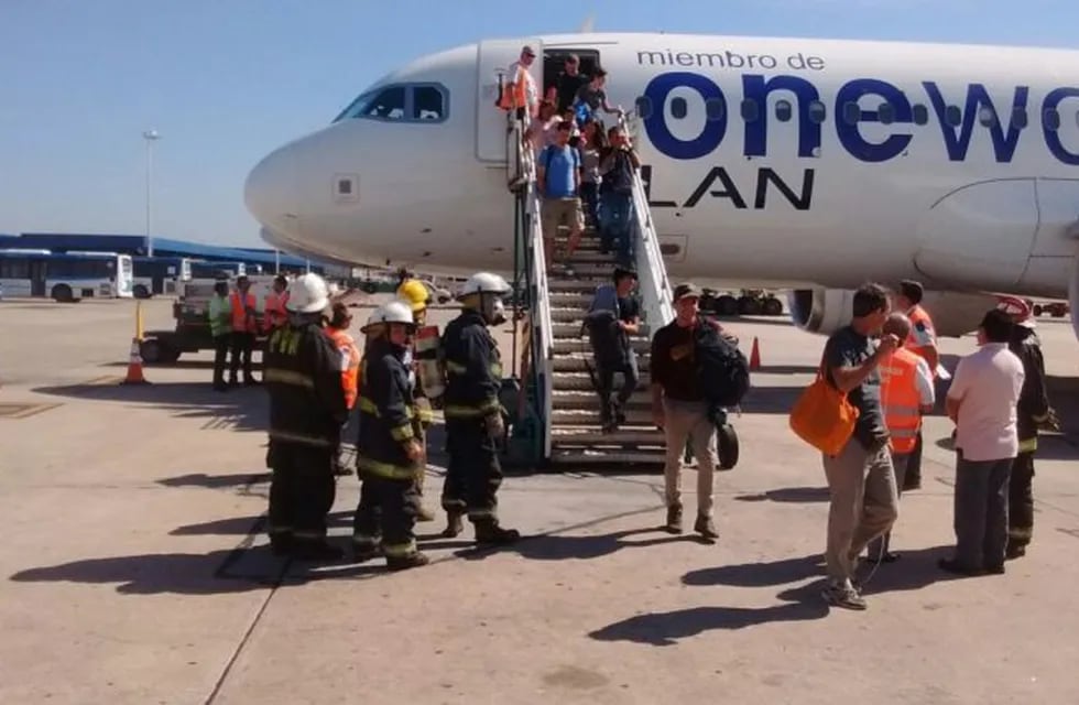 Un avión que iba a El Calafate regresó a Ezeiza porque detectaron humo en la cabina.