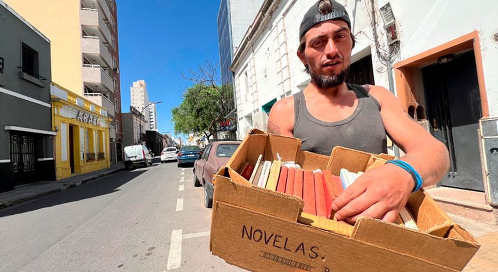 Lucas, el naranjita que vende libros en las calles de Córdoba.