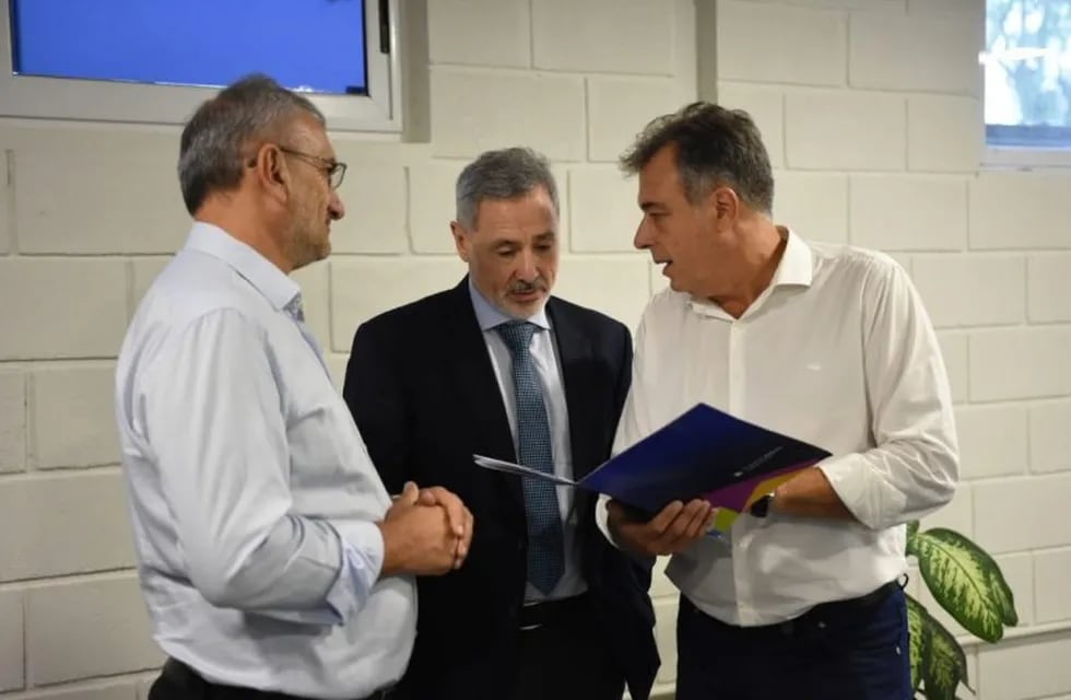 Alcides Calvo y Luis Castellano le entregaron al ministro Saín un petitorio (Prensa Municipalidad de Rafaela)