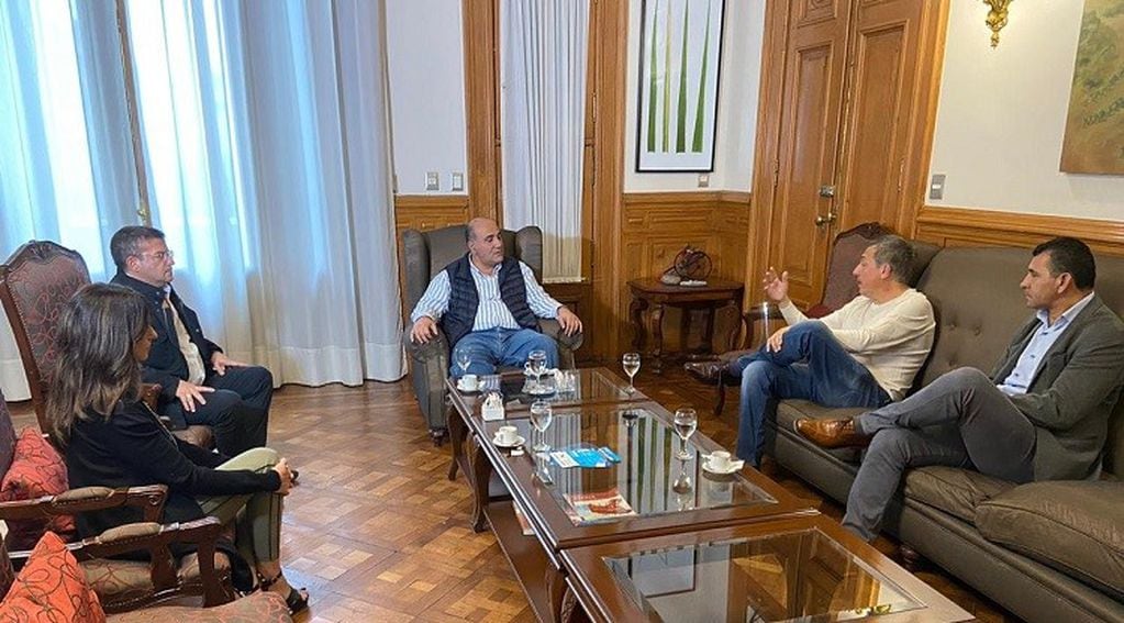 Mario Leito y Roberto Sagra mantuvieron una reunión con el gobernador de la provincia, Juan Manzur, con el fin de beneficiar a las personas y puedan cobrar el Ingreso Familiar de Emergencia (Foto: SECP).