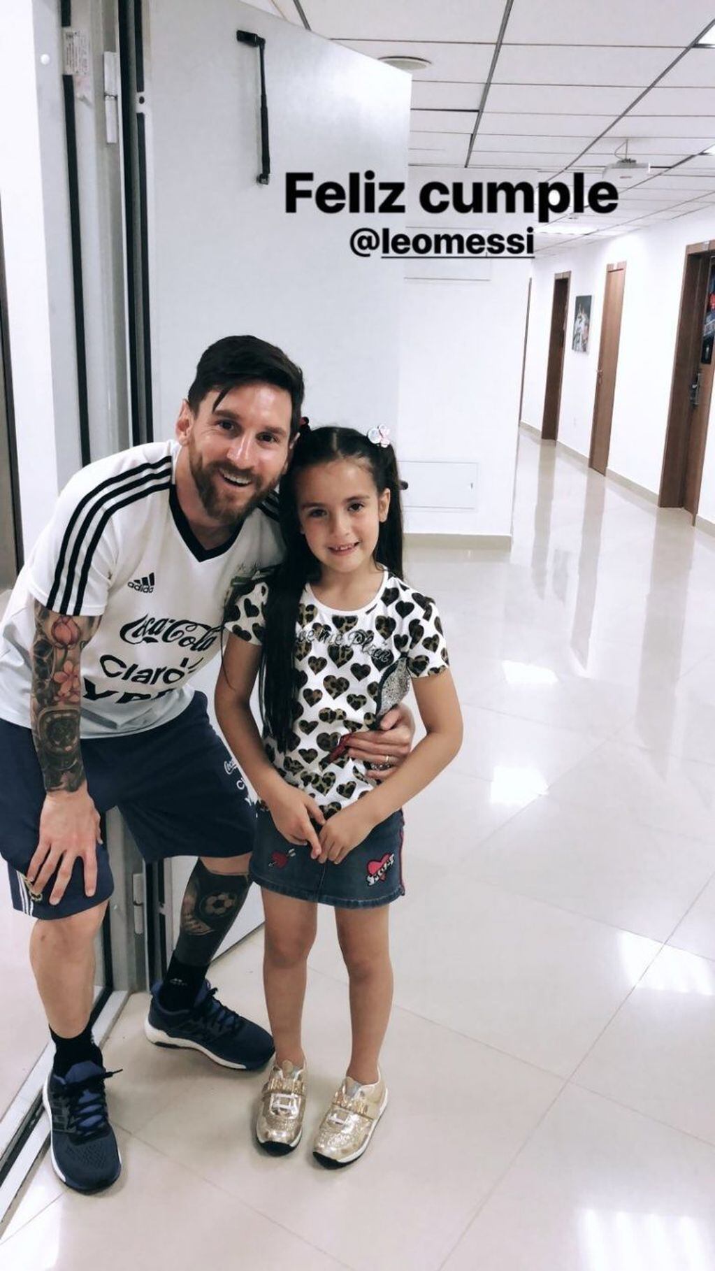 La hija de Éver Banega posó junto a Lionel Messi. (@ever19banega)