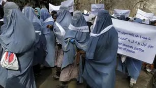 Cubiertas. Mujeres afganas reclaman que se apliquen las nuevas leyes que establecen la igualdad (AP).