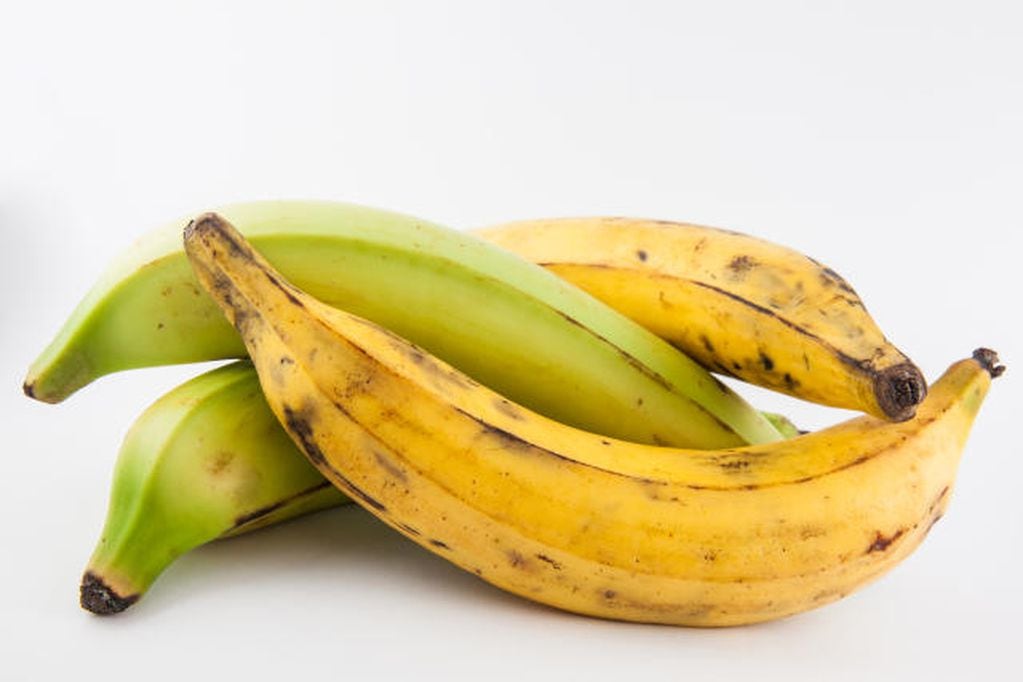 Viral TikTok: Argentinos comiendo plátano como si fuera banana