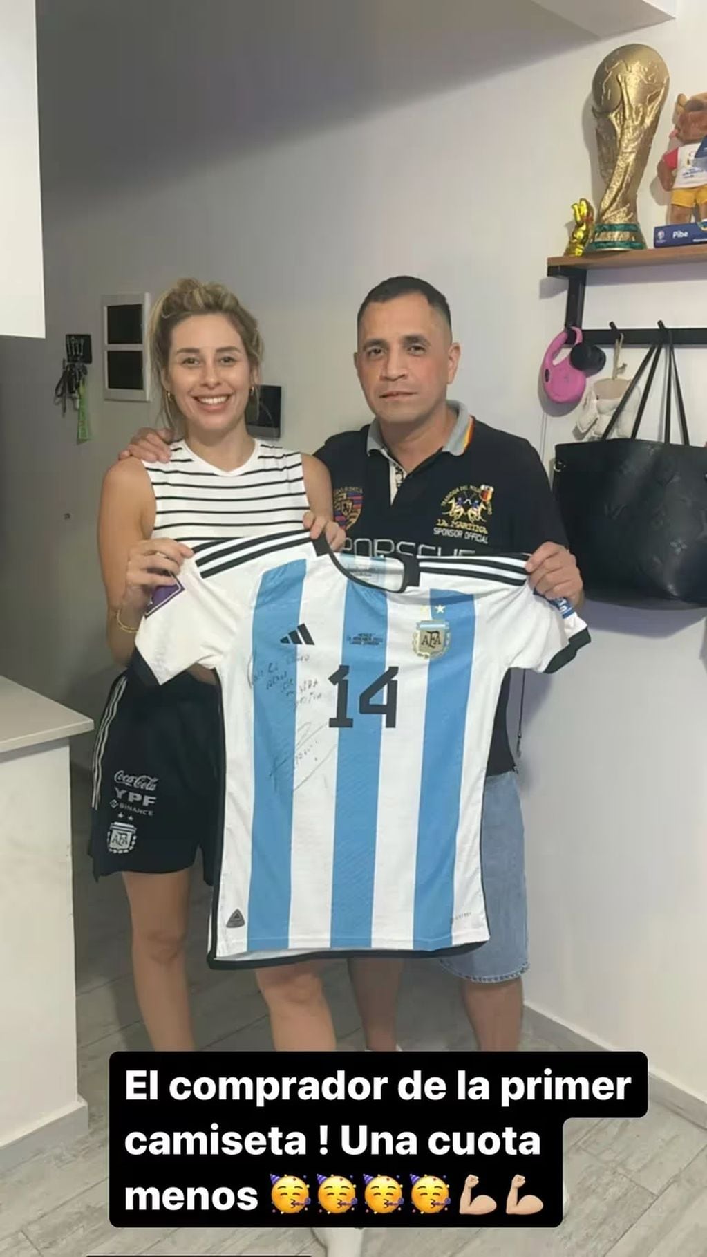 La ex esposa de Exequiel Palacios vendió la camiseta del futbolista
