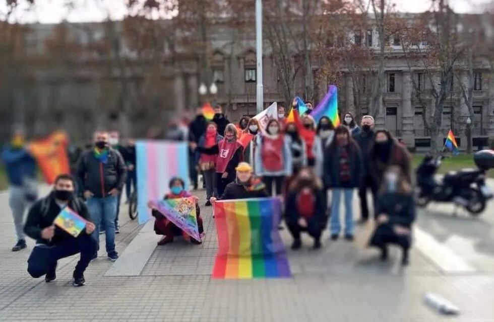 Diferentes agrupaciones y organizaciones se reunieron por la mañana frente a la sede del Gobierno santafesino. (@epaulonlgbt)