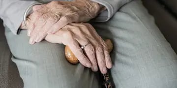 Enfermera platense le robó el anillo de casamiento a una abuela mientras dormía.