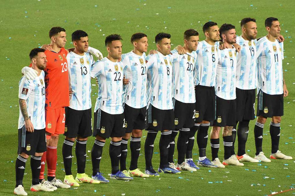 El seleccionado Argentino antes de comenzar el encuentro ante Brasil en el Estadio San Juan Del Bicentenario.