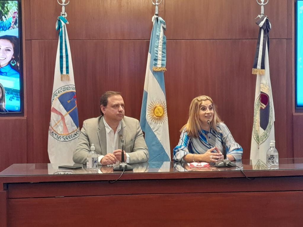 El senador nacional Guillermo Snopek y la diputada provincial Mariela Ferreyra encabezaron el acto en la Legislatura.