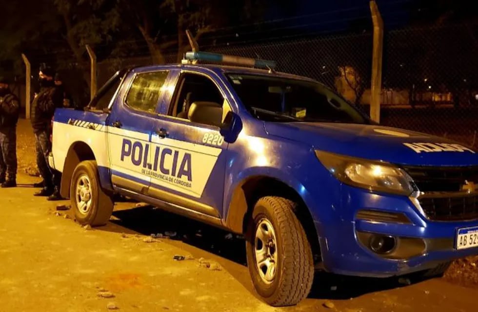 Atacaron un móvil policial y una comisaría en Argüello Lourdes.