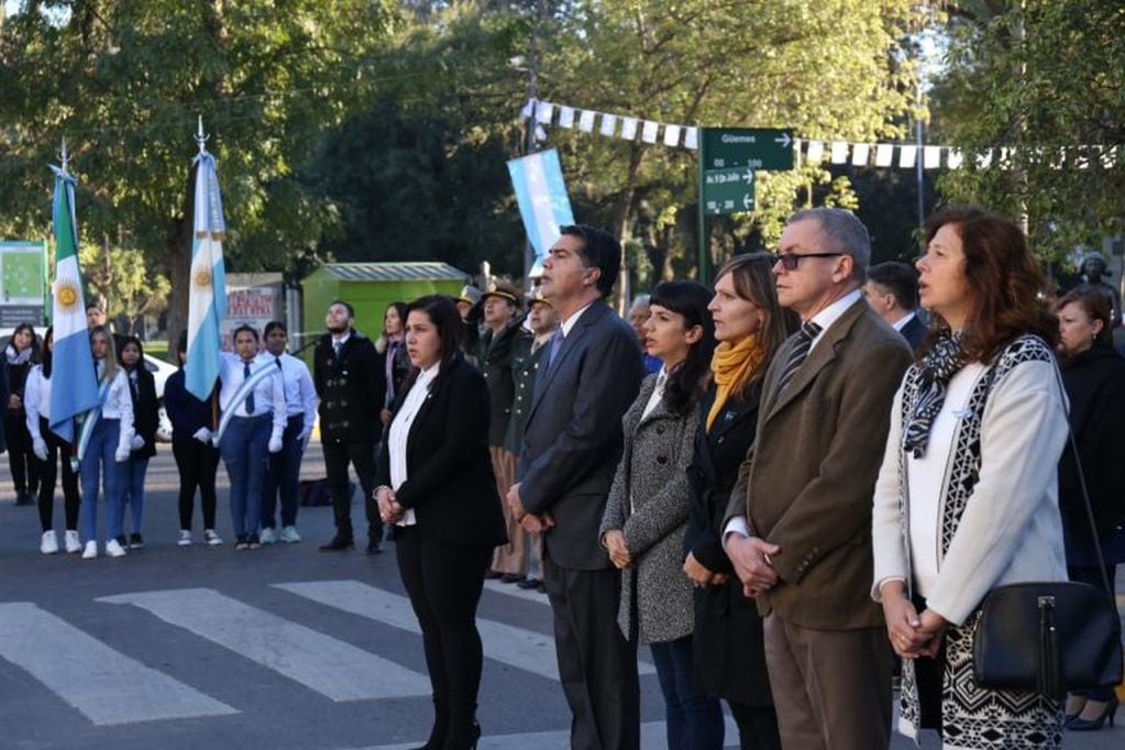 El intendente de Resistencia y otras autoridades en el homenaje a Manuel Belgrano.
