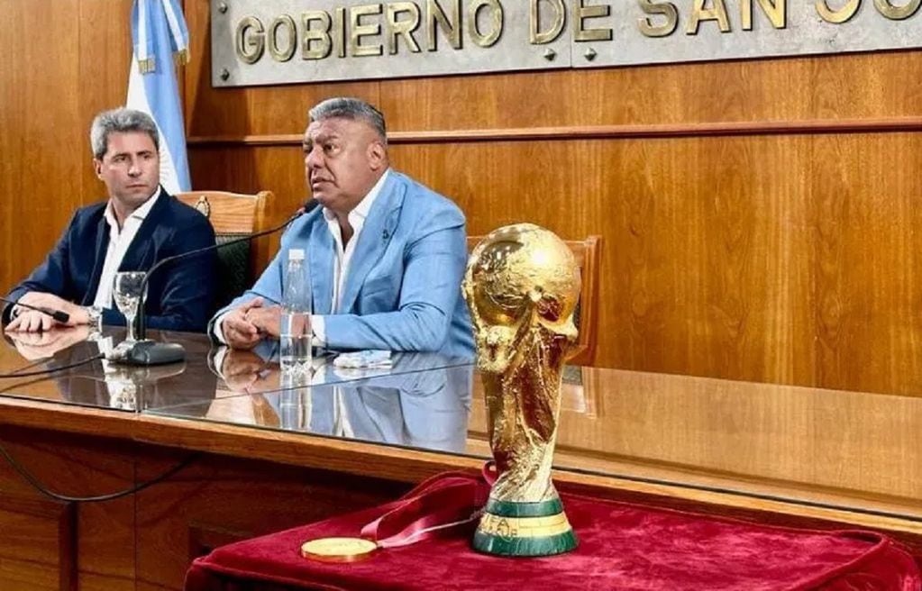 Con la Copa del Mundo: el gobernador de San Juan, Sergio Uñac, junto al presidente de la AFA, Claudio "Chiqui" Tapia (Gentileza / Diario de Cuyo)