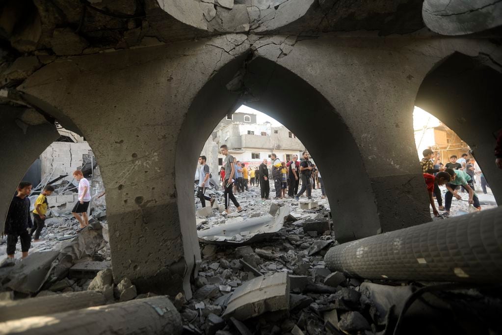 Palestinos inspeccionan los daños en una mezquita (AP Foto/Mohammed Dahman)