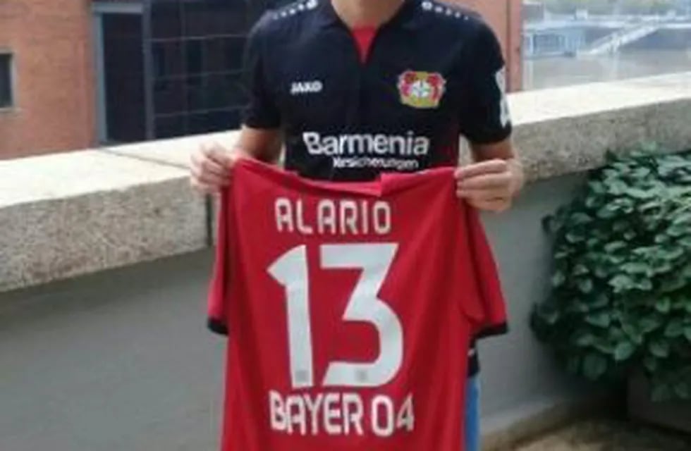 Lucas Alario posó con la camiseta del Bayer Leverkusen.