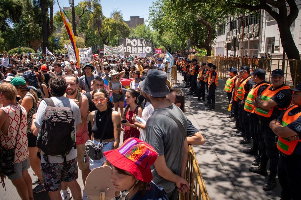 Organizaciones sociales protestan frente a la sede de la Secretaría de Trabajo de Nación.