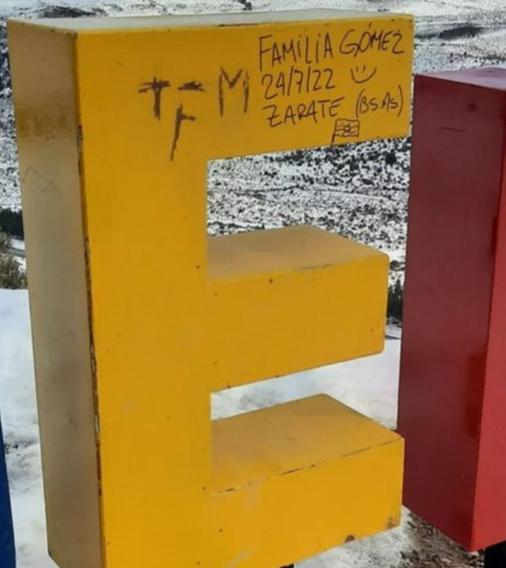 Una familia bonaerense vandalizó un cartel en Esquel.