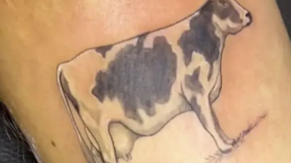El tatuaje de la vaca lechera que sé hizo Camilo en honor al sueño de Evaluna.