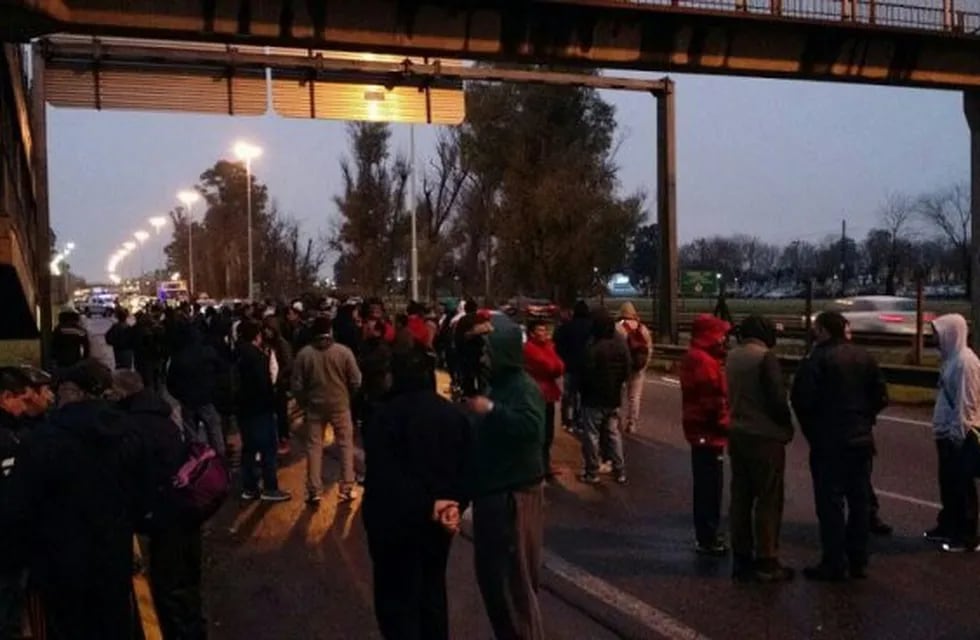 Trabajadores de Cresta Roja cortaron parcialmente la Autopista Jorge Newbery