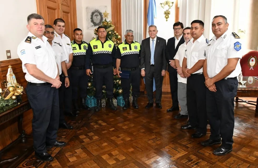 Osvaldo Jaldo junto a los policías que prestaron servicio para asistir el primer nacimiento del año