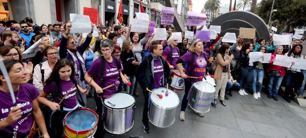 Cientos de personas se
 concentraron en Las Palmas de Gran Canaria en protesta por el fallo de la Audiencia de Navarra. (Foto: EFE/Elvira Urquijo)