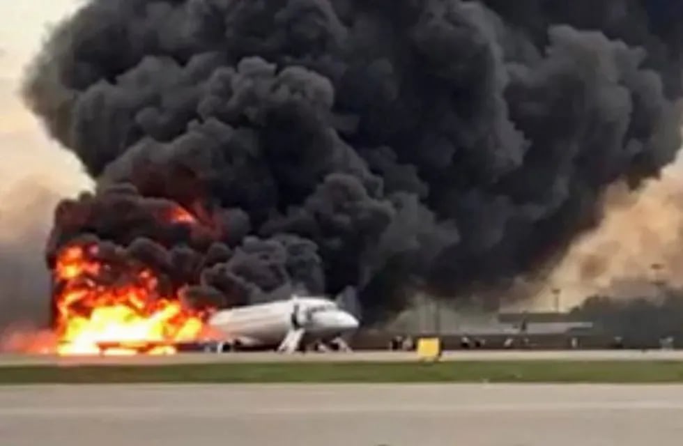 MOS51. Moscow (Russian Federation), 05/05/2019.- A handout photo made available by Russian Investigative Committee (Sledcom) shows a Sukhoi Superjet 100 of Russian airline Aeroflot burning at Moscow's Sheremetyevo airport, Russia, 05 May 2019. Conflicting numbers of fatalities are reported after the plane had to make an emergency landing just after take off for the flight to Murmansk. (Incendio, Rusia, Moscú) EFE/EPA/Russian Investigative Committee / HANDOUT BEST QUALITY AVAILABLE HANDOUT EDITORIAL USE ONLY/NO SALES/NO ARCHIVES
