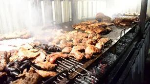 ASADO. La mesa de los argentinos incluye cada vez más pollo y cerdo, y menos cortes vacunos. (LA VOZ/Archivo)