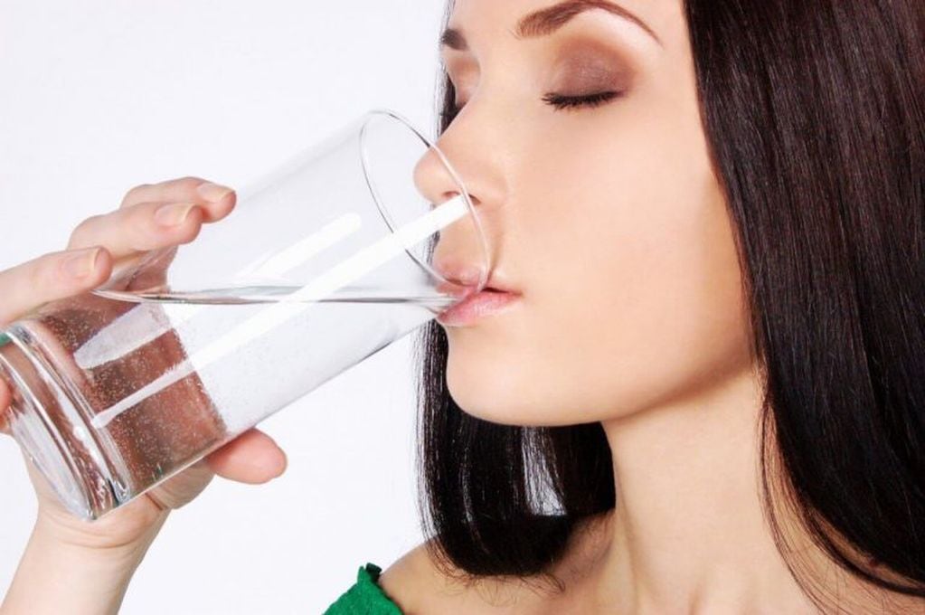 Beber agua para una mayor hidratación