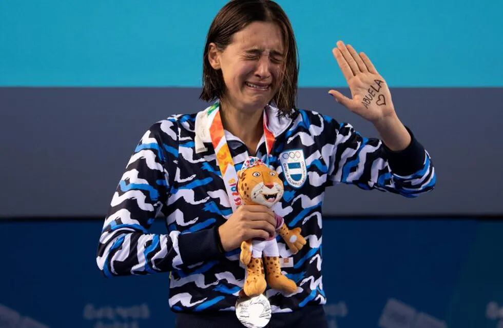 Delfina Narella Pignatiello de Argentina mientras reacciona tras recibir la medalla de Plata de los 50m estilo libre femenino en los Juegos Olímpicos de la Juventud. (EFE)