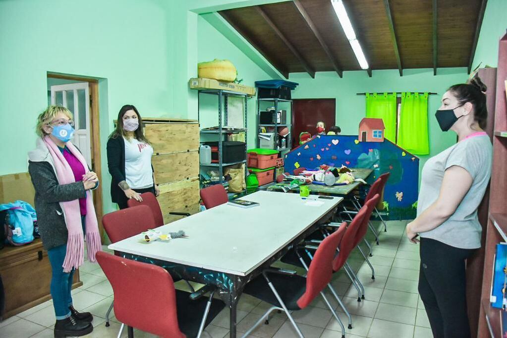 La secretaria de Cultura y Educación de la Municipalidad de Ushuaia, María José Calderón junto a la subsecretaria de Cultura, Belén Molina se reunieron con la antropóloga, Nélida Pal.