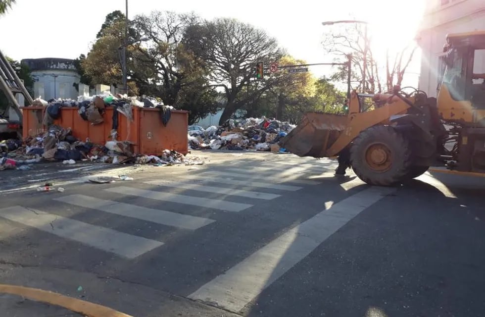 La intersección quedó bloqueada por decenas de toneladas de residuos. (@VeritoFarias)