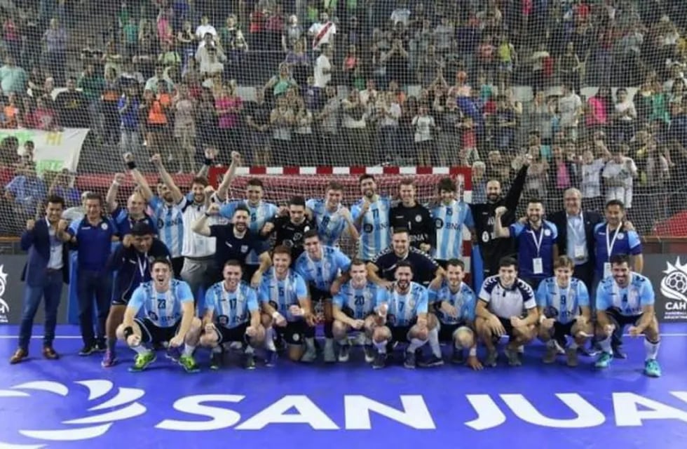 El seleccionado masculino de handball se coronó campeón del Cuatro Naciones disputado en San Juan (Foto: Twitter/CAHandballARG)