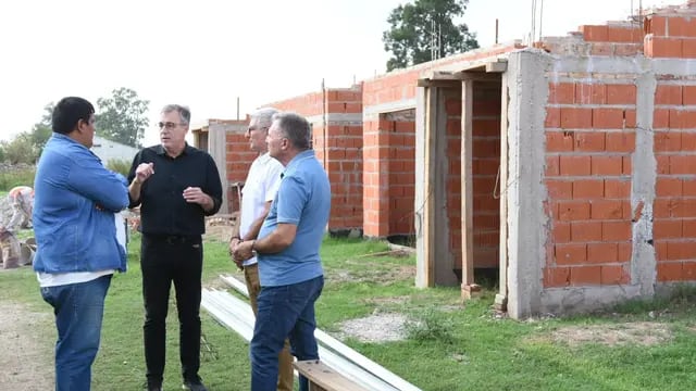 Luis Castellano recorrió la construcción de viviendas en el 2 de abril