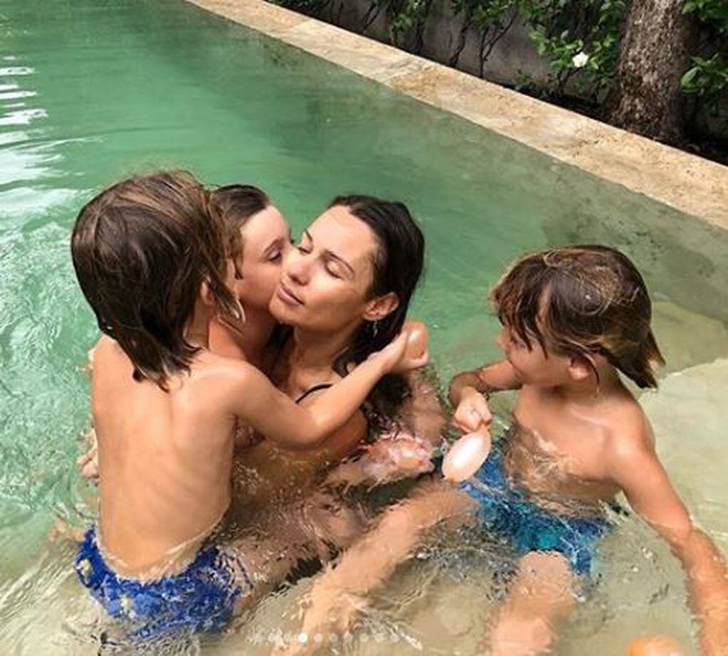 Pampita y sus hijos en la pileta. (Instagram)