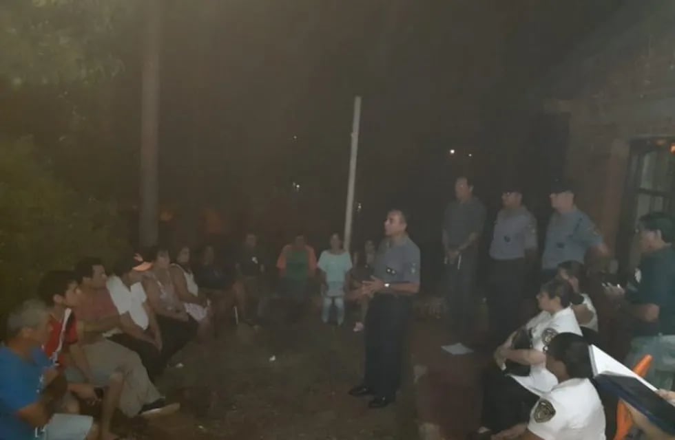 Reunión entre la Policía de Misiones y vecinos del barrio Primavera de Eldorado