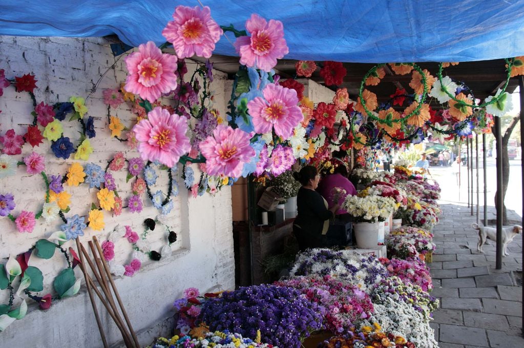 Coronas de papel y flores naturales, ofrendas tradicionales en Jujuy para el Día de las Almas.