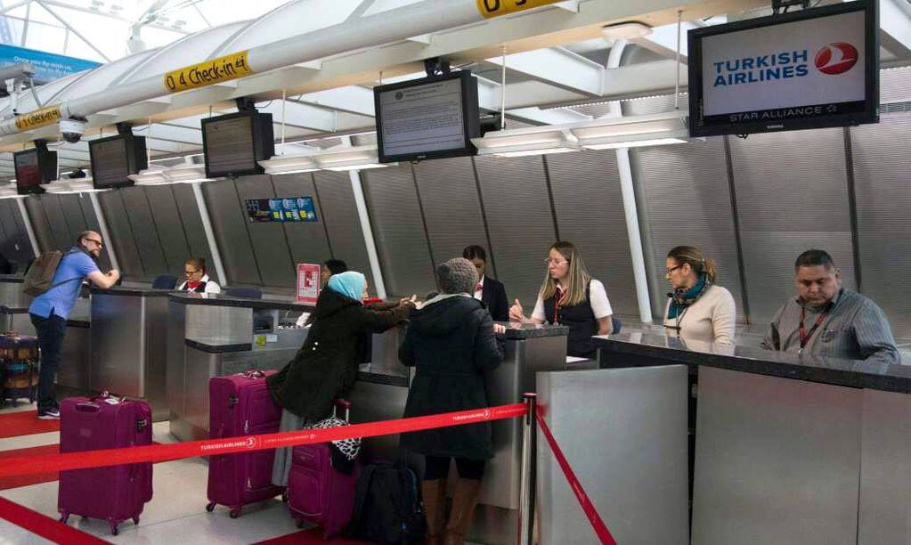 Prohíben tabletas y PC en vuelos de los países árabes