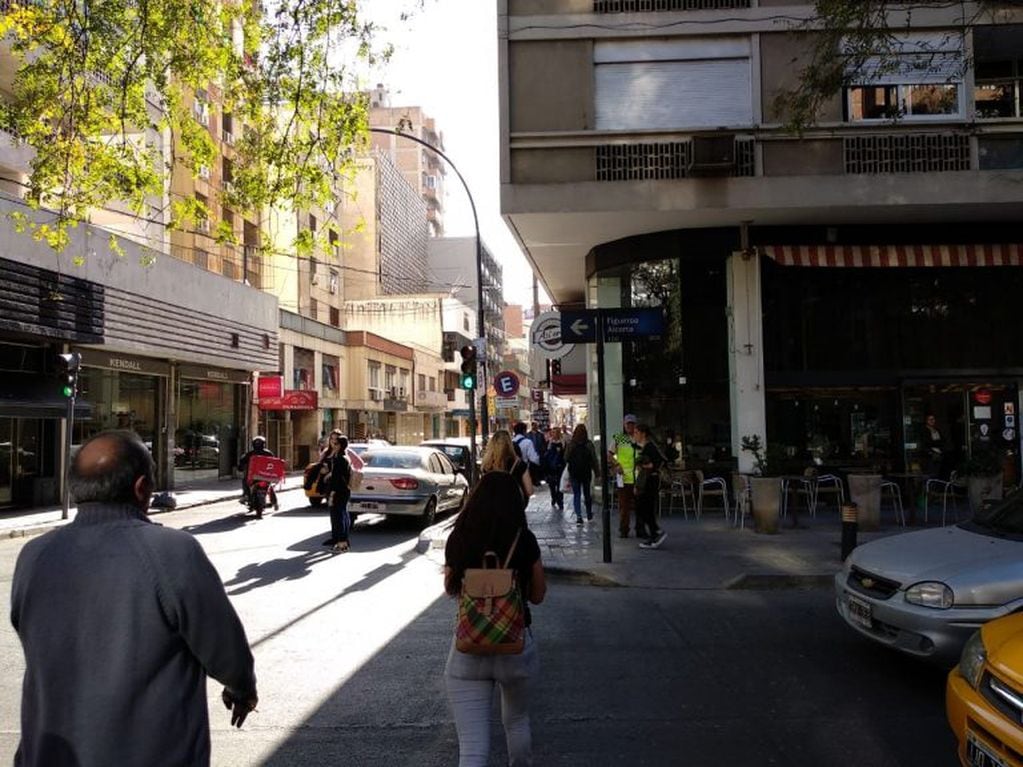 Los vehículos municipales mal estacionados en el centro de Córdoba. (Fotos Paola Pignata)