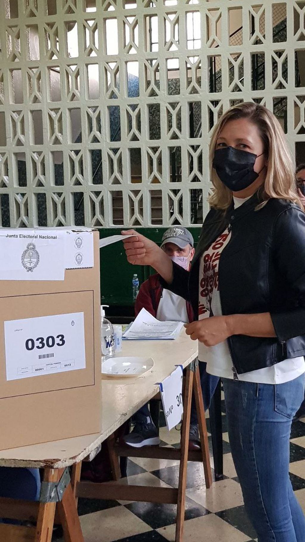 Myriam Bregman votó en Monserrat