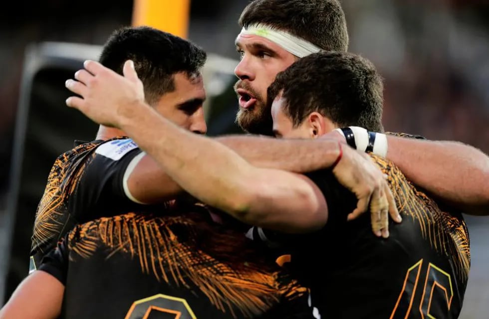 Argentina's Jaguares full back Emiliano Boffelli (R) celebrates with teammates after scoring a try against South Africa's Sharks during their Super Rugby match at Jose Amalfitani stadium in Buenos Aires, on June 8, 2019. (Photo by ALEJANDRO PAGNI / AFP)