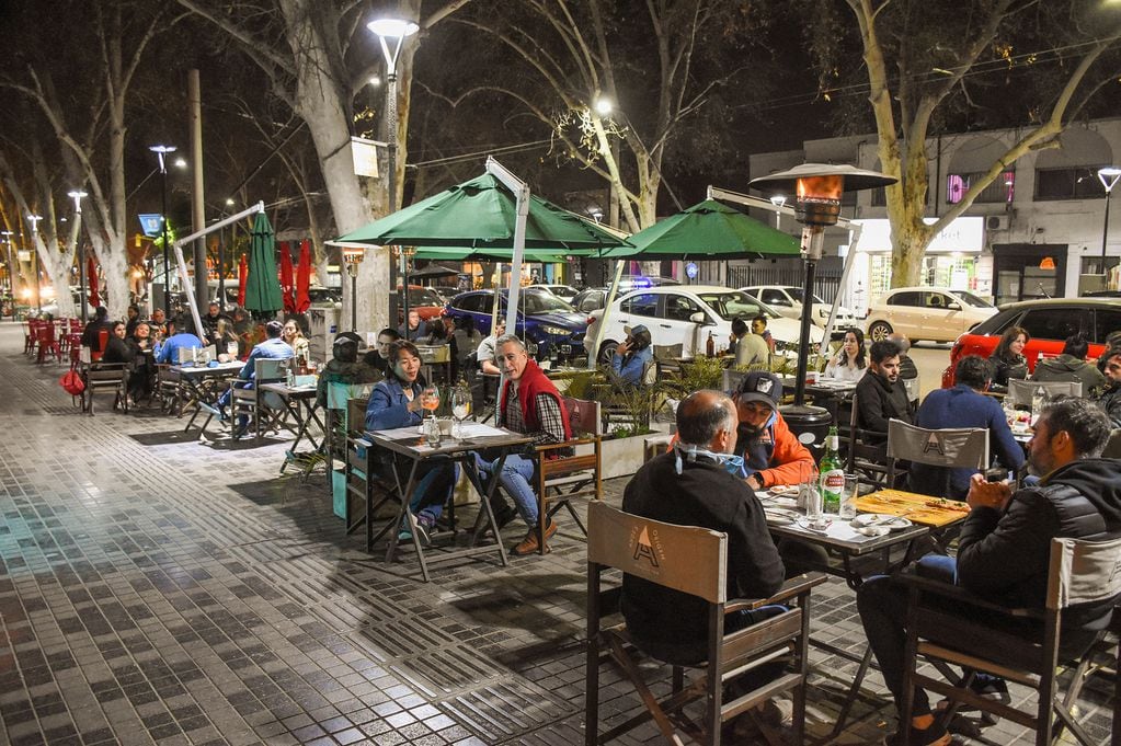 "La gente viene a estar en la vereda, aún en pleno invierno", contó el vocero. 
Foto: Mariana Villa / Los Andes
