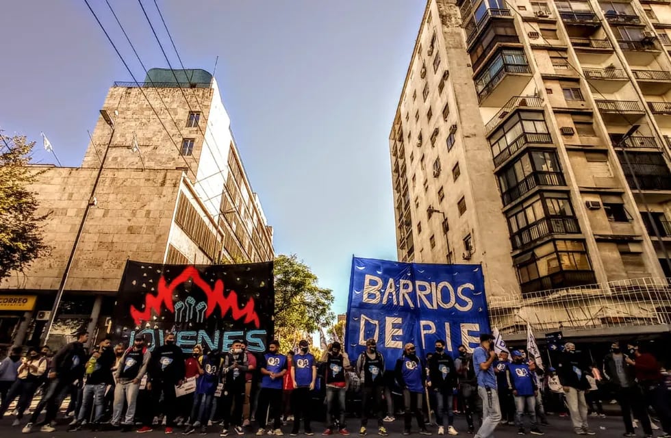 La protesta de Barrios de Pie comenzó en Colón y General Paz, este martes.