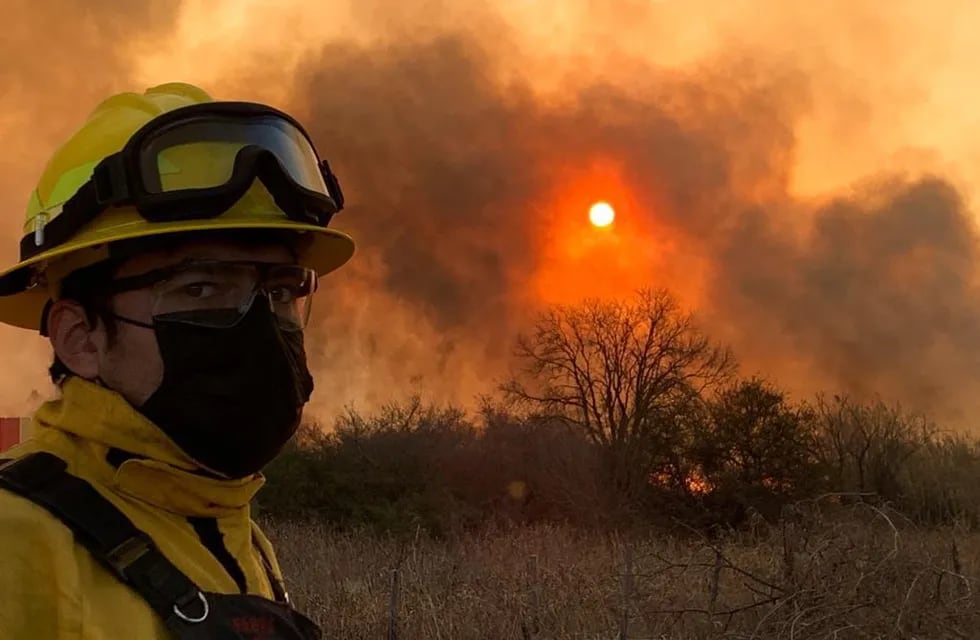 Bomberos combaten un incendio en Malagueño. Foto: Diario La Voz