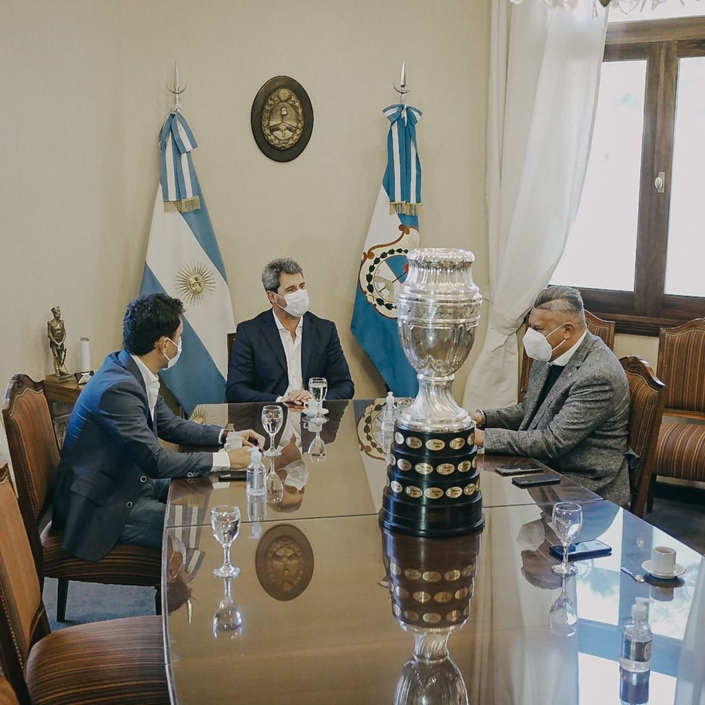 Además, el presidente de la AFA llevó la Copa América hasta la Casa de Gobierno de San Juan.