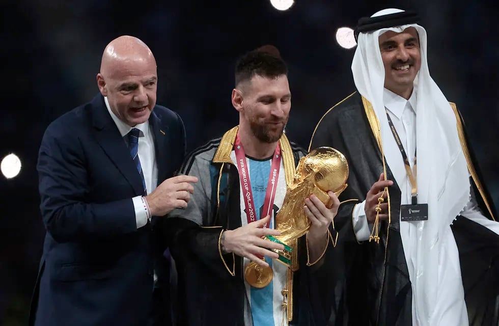 Lionel Messi recibiendo la copa del mundo original en el Estadio Lusail.