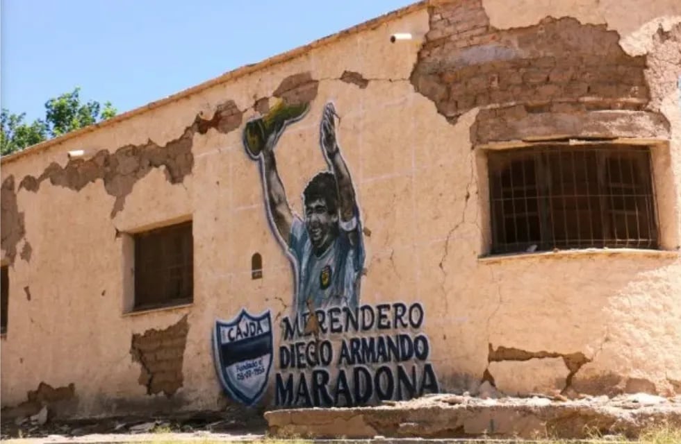 La pared donde pintaron el mural del 10 fue una de las pocas del merendero que se mantuvo en pie tras el sismo. Tiempo de San Juan