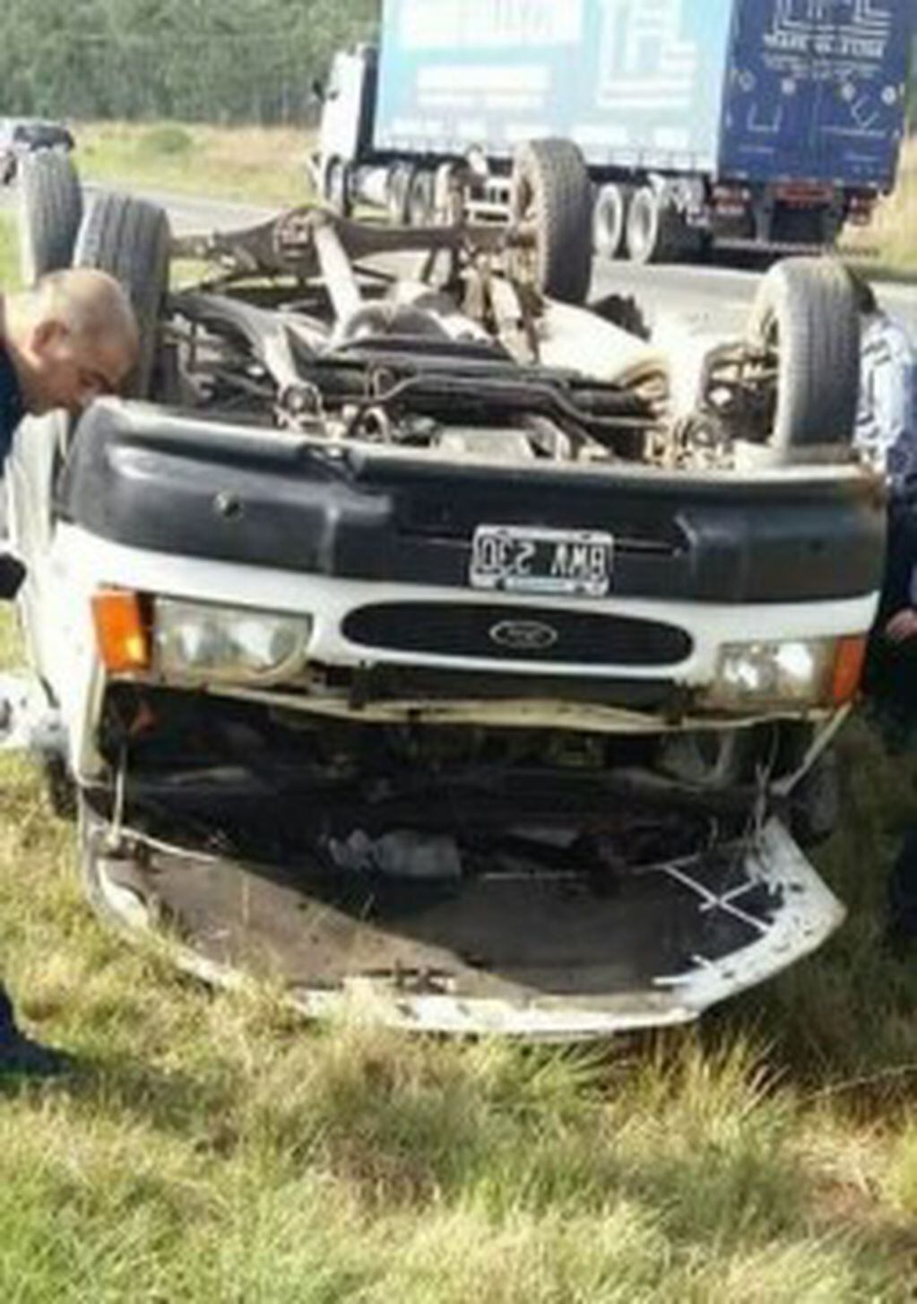 Así quedó el camión Volvo en que tres personas perdieron la vida durante el accidente.