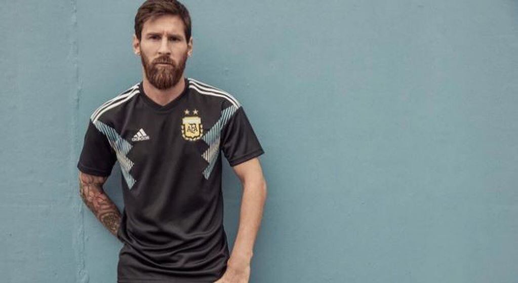 Leo Messi posó con el modelo suplente que Argentina usará en Rusia 2018.