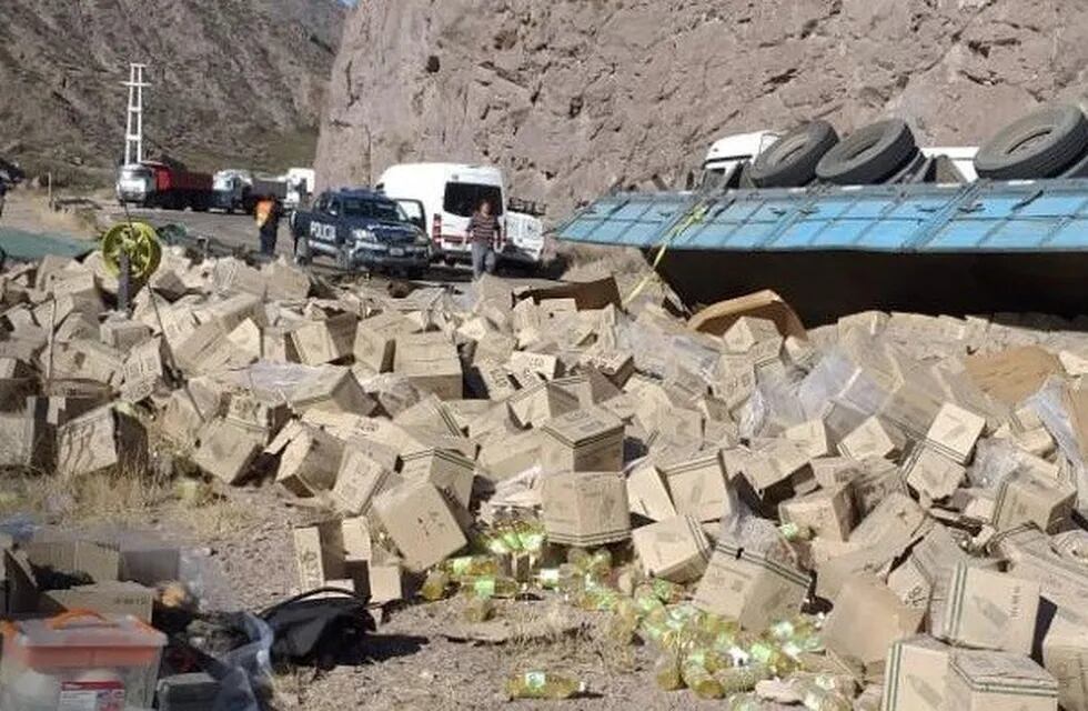 Camión volcó en Potrerillos. El cargamento de aceite quedó esparcido por todo el barranco.